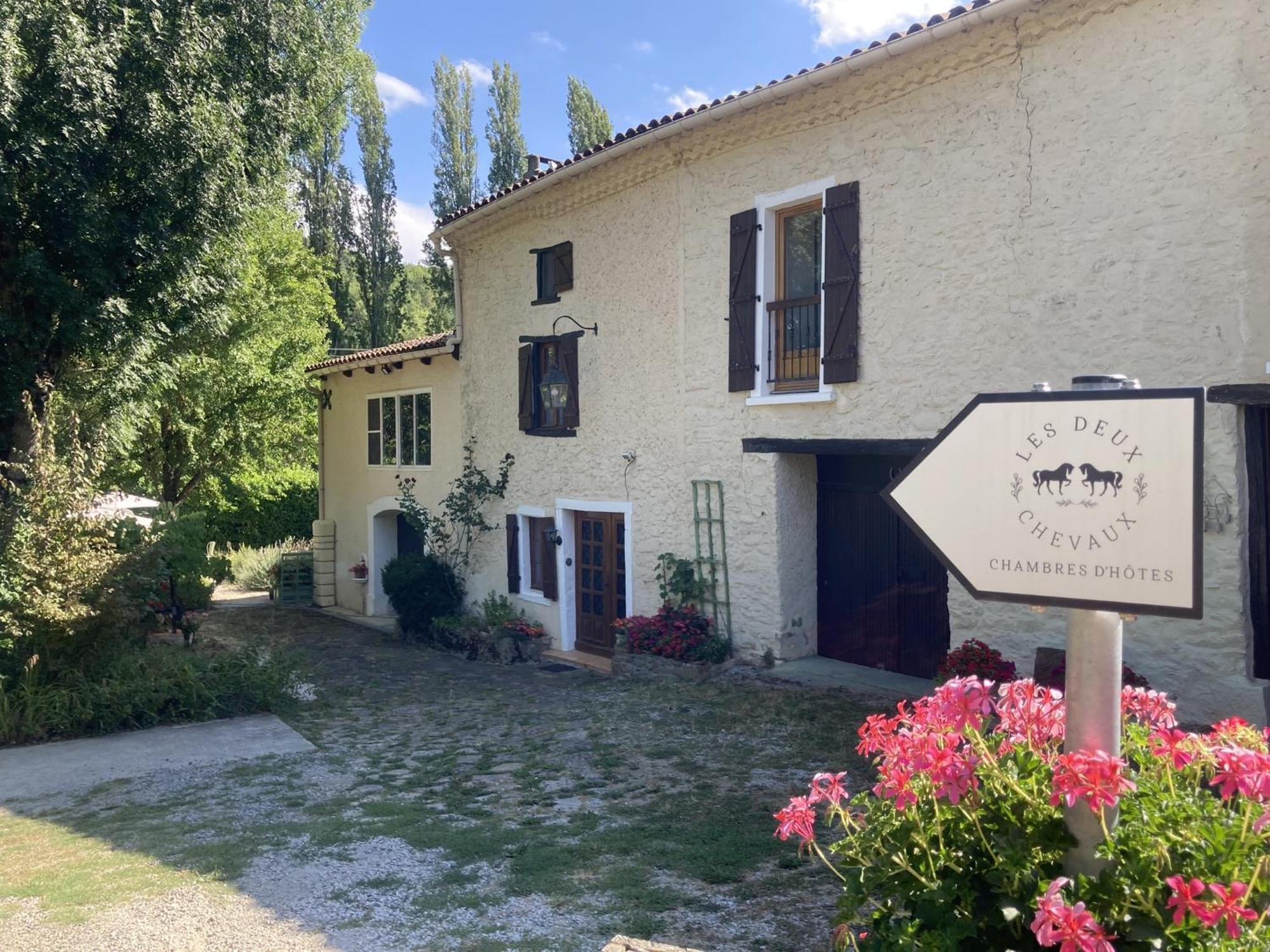 Les Deux Chevaux Chambres D'Hotes Rouvenac Esterno foto